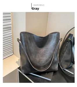 Detailansicht der dunkelgrauen Shopper-Tasche mit Ledertextur und breitem Schulterriemen