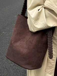 Sac seau en daim marron pour femme avec poignées tressées style chic urbain