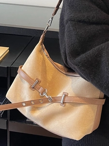 Sac à bandoulière minimaliste en daim marron clair avec sangle en cuir et boucle métal