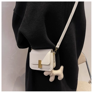 Petit sac carré blanc en cuir avec boucle dorée et pendentif chien en bandoulière