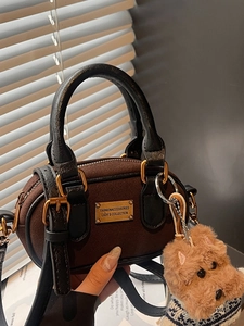 Borsa Boston retrò marrone satinato con ciondolo peluche e tracolla nera regolabile