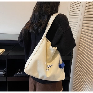 Détail du grand sac cabas en toile crème avec broderie Qigai 87 et mini pochette
