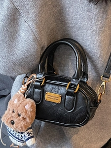 Borsa a mano Boston vintage nera opaca da donna con hardware dorato e ciondolo a forma di cane