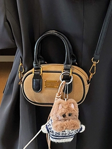 Borsa a mano Boston opaca beige retrò da donna con bordo nero e ciondolo a orso