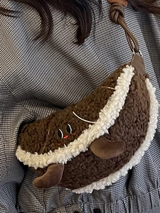 Bruine pluchen crossbodytas met borduursel en fleece rand voor de herfst en winter