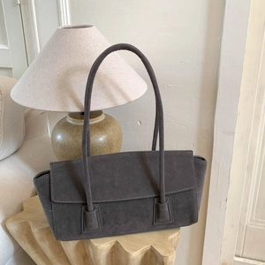 Détail macro du sac cabas en suédine gris foncé avec coutures fines et texture douce