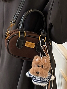 Borsa Boston retrò in camoscio marrone con manici neri e ciondolo a forma di cane