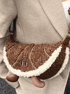 Bruine croissant pluche schoudertas met borduursel en zachte fleece textuur voor de herfst