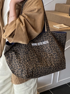 Retro leopard print canvas tote bag with large capacity and letter print for daily commute