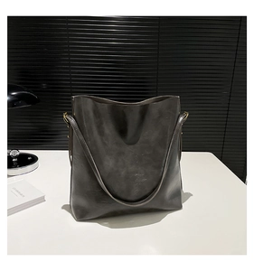 Makroansicht der dunkelgrauen Shopper-Tasche aus Ölwachs-Kunstleder mit breitem Gurt
