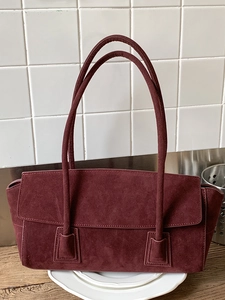 Sac fourre-tout vintage en daim bordeaux avec double bandoulière en décor minimaliste