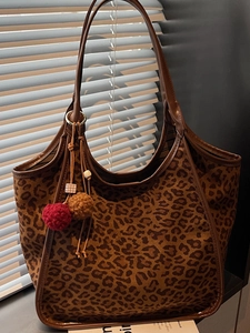 Sac Fourre-Tout Vintage en Daim de Grande Capacité pour Femmes Sac à Épaule Rétro Imprimé Léopard Avec Pendentif Boule de Poils