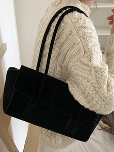 Sac fourre-tout classique en daim noir avec rabat et motif gaufré pour le quotidien féminin