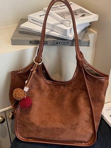 Sac seau rétro en daim marron avec pompon décoratif et bandoulière pour femme