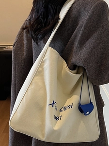 Grand sac cabas en toile avec lettrage bleu et une petite pochette assortie