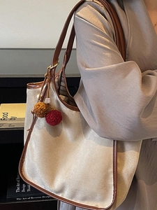 Sac fourre-tout vintage en daim beige avec bordure en cuir et breloque pompon pour femme