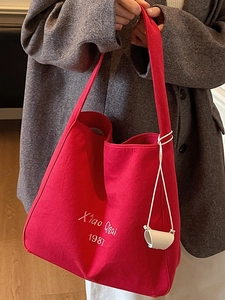 Grand sac cabas en toile rouge avec broderie blanche et accessoire pour femme
