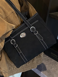 Grand sac fourre-tout en toile noire avec coutures contrastées et fermoir argenté