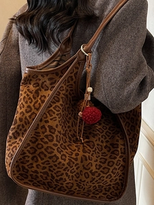 Sac fourre-tout vintage léopard en daim avec lanières brunes et breloque pompon rouge