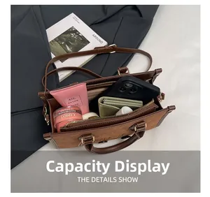 Intérieur spacieux d'un sac cabas marron montrant sa capacité et ses rangements