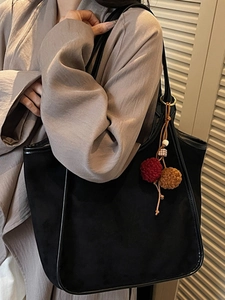Sac fourre-tout rétro en daim noir avec pendentif peluche et lanières en cuir chic