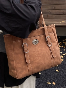 Grand sac cabas marron vintage avec fermoir métallique et surpiqûres élégantes