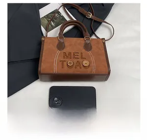 Sac fourre-tout rétro marron avec smartphone montrant la taille réelle et les détails