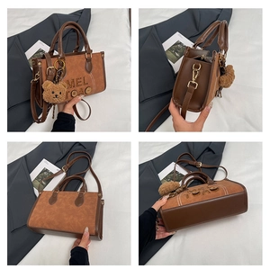 Détails du sac cabas rétro marron avec lettres embossées et breloque ours en peluche