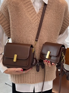 Sac bandoulière marron foncé vintage avec fermoir doré et charme chiot en cuir