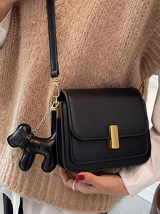Sac bandoulière carré en cuir noir avec boucle dorée et charmant pendentif chien