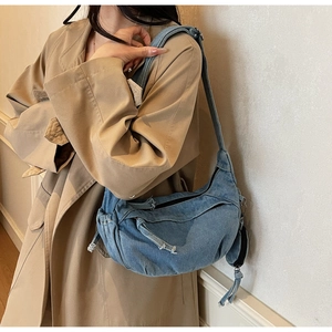 Sac fourre-tout en jean bleu avec franges, porté en bandoulière pour femme