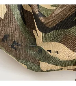 Détail de la toile de camouflage avec texte REPLACED imprimé et texture en sergé net
