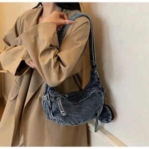 Vue latérale du sac bandoulière vintage en denim avec un petit accessoire de porte-monnaie