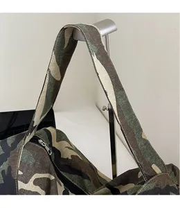 Détail de la large bandoulière réglable sur le sac en toile camouflage moderne