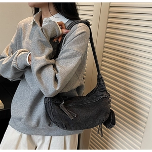 Détail du sac hobo en denim noir délavé vintage avec son petit porte-monnaie rond