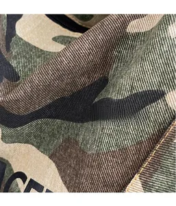 Vue macro du tissu en toile sergé camouflage de haute qualité avec texture durable