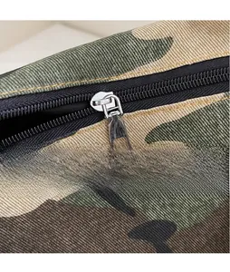 Détail macro du sac cabas en toile camouflage avec fermeture éclair en métal argenté poli