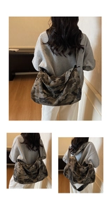 Détail d'un grand sac bandoulière en toile camouflage avec lettrage REPLACED en noir