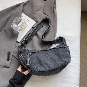 Détail du sac cabas en denim gris foncé avec fermeture éclair et bandoulière
