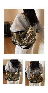 Vue détaillée du grand sac bandoulière en toile avec imprimé camouflage et logo REPLIED