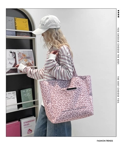 Détail du sac cabas en toile à imprimé léopard rose avec intérieur spacieux et sangle