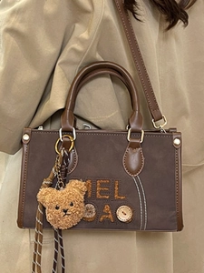 Sac à main vintage classique marron en daim avec breloque ours et broderie