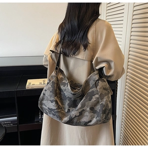 Détail d'un sac cabas en toile camouflage gris avec large bandoulière de loisirs