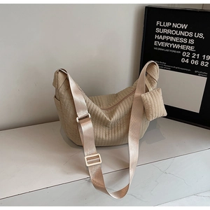 Dettaglio borsa a tracolla in velluto a coste beige chiaro con mini pochette coordinata