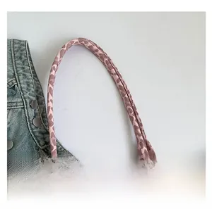 Détail de la poignée du sac fourre-tout à imprimé léopard rose avec couture renforcée