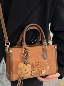 Sac à main vintage marron en similicuir avec poignée tressée et porte-clés ours mignon