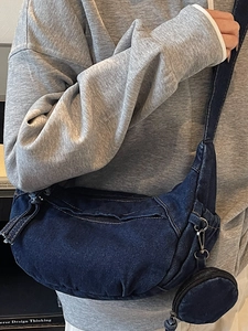 Grand sac bandoulière en denim bleu avec mini pochette et détails de plis au bas