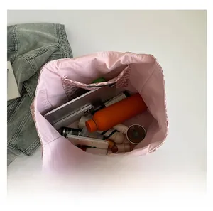 Vue détaillée de l'intérieur du sac léopard montrant sa grande capacité de rangement