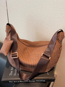 Borsa a tracolla a pieghe marrone scuro con trama trapuntata e ampia tracolla