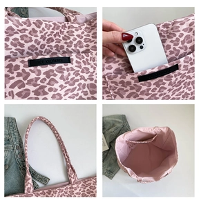 Détail du cabas léopard rose avec poche avant, logo et doublure intérieure rose